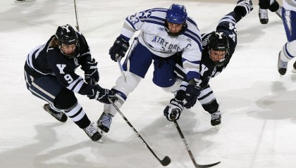 【九游体育官网】前曼联传奇球星斯科尔斯被曝低调担任曼市酒吧兼职酒保，球迷热议中场大师的平凡生活