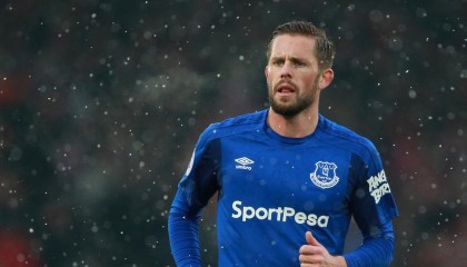 九游体育下载：田径世锦赛震撼之夜，新星打破尘封15年世界纪录，创历史性时刻