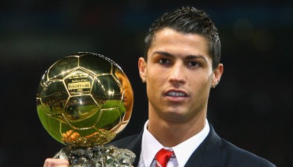 九游体育|生涯岔路！31岁国脚级中场遭海港放手，两大新兴势力展开争夺战