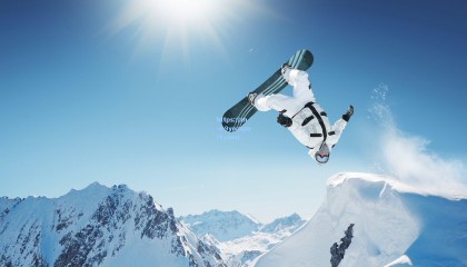 九游娱乐-格斗巅峰对决，中国选手张伟丽卫冕UFC草量级冠军，创历史新纪录