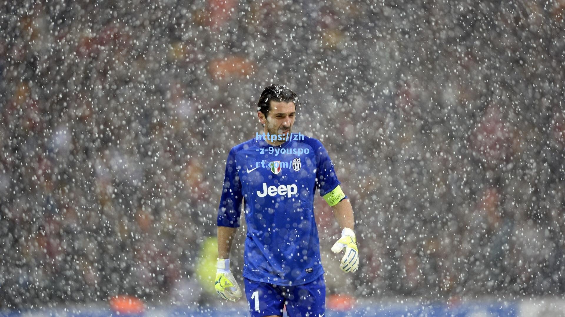 法国泳将打破尘封十年世界纪录 巴黎奥运前展现统治力